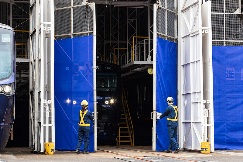 20000系の横から12000系が登場