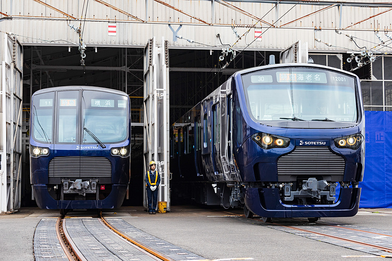 20000系の横から12000系が登場