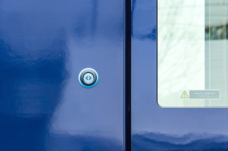 ドア開閉用ボタンを装備