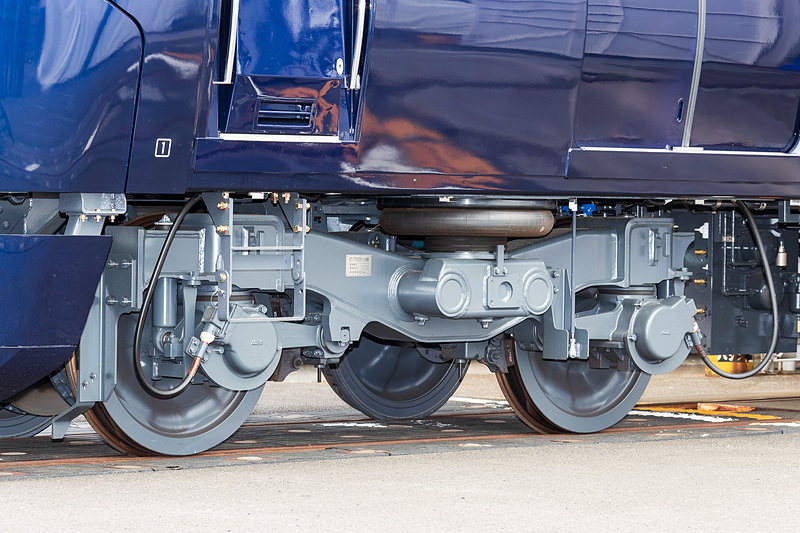 ボルスタレス空気ばね台車を採用