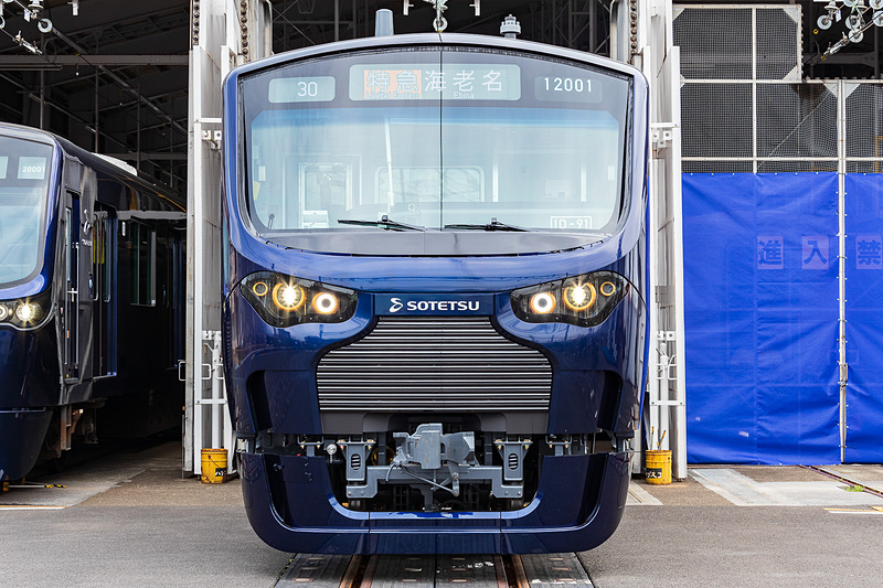 12000系（写真左）と20000系（写真右）