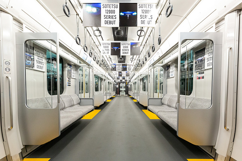 横浜側の先頭車クハ12100の車内