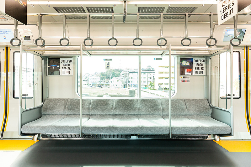 中央のシートは7名がけ