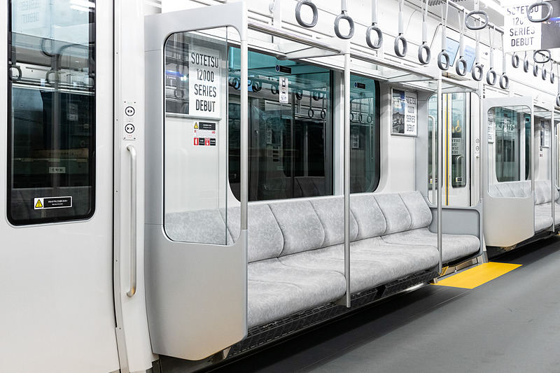 シート端には大きな仕切りが付く