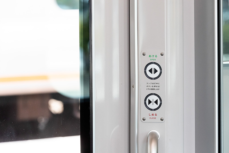 車内側のドア開閉ボタン