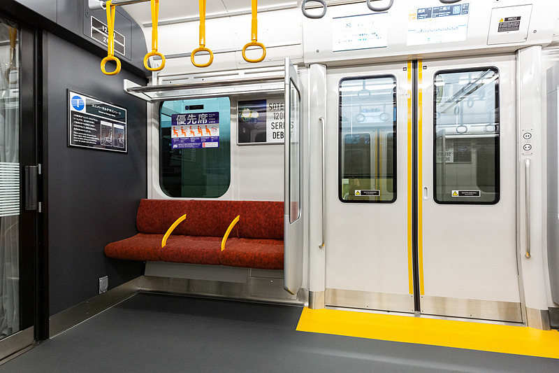 立つ、座るがしやすいよう一般座席より座面が50～60mm高く設定されている