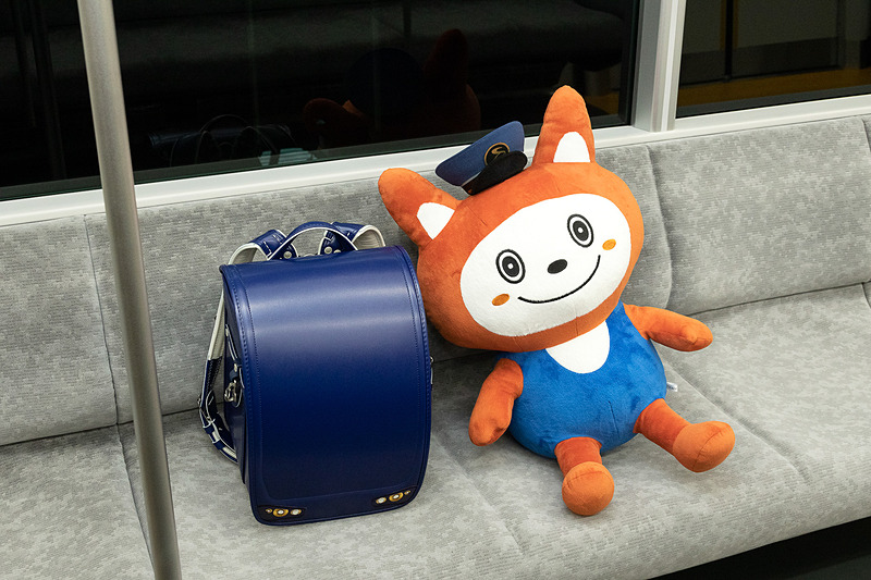 車内にはそうにゃんのとともに限定発売される相模鉄道デザインランドセル