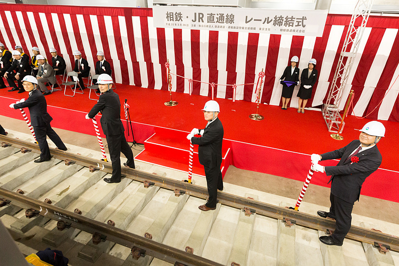 締結式を実施。この区間はPC枕木にクリップでレールを留める方式のためハンドルを捩じるだけで締結が完了