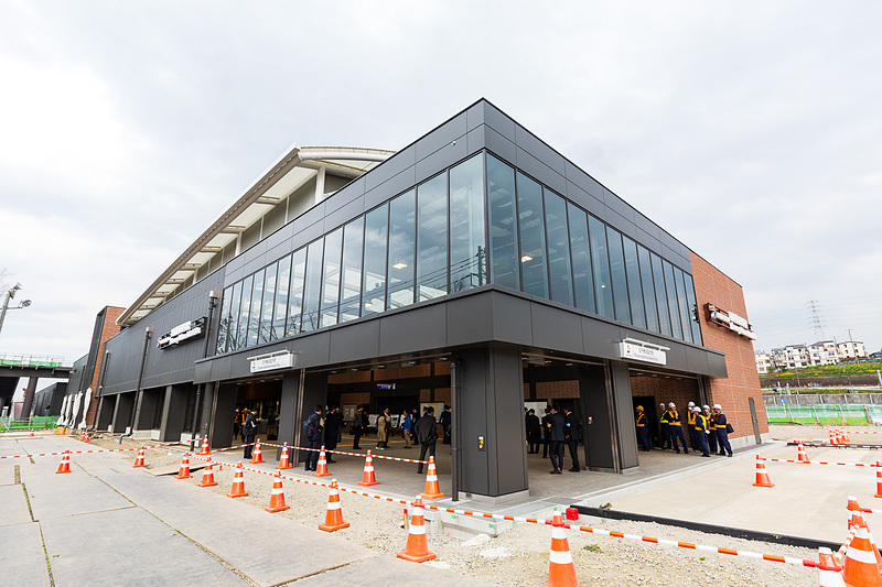 羽沢横浜国大駅。出入り口が2面設けられる