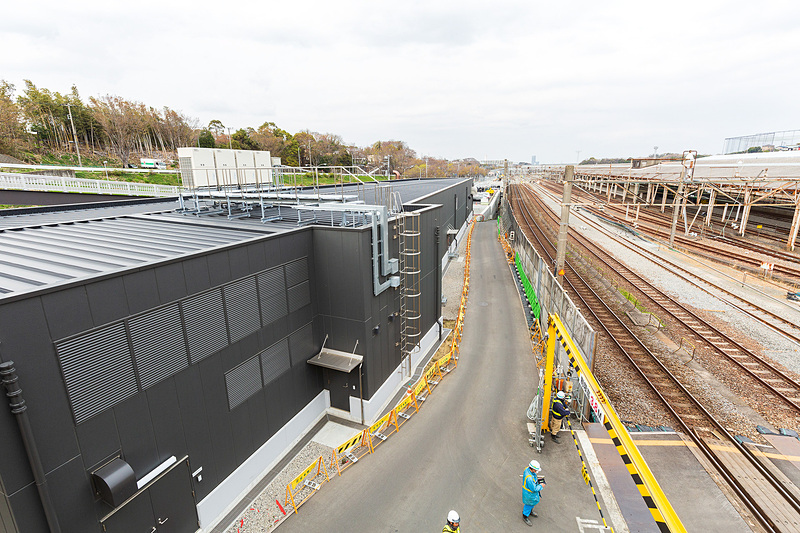 東京方面（新横浜側）を望む。右手は貨物用の横浜羽沢駅