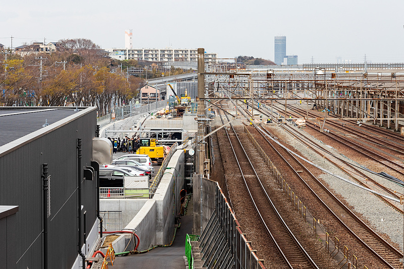 同じ方向を長めのレンズで撮影。左側の人が集まっている部分がホームの終端辺りになる