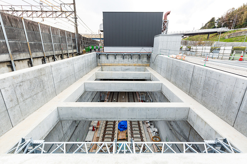 開口部分から西谷方向。ホームの終端が少しだけ見える。左側が1番線