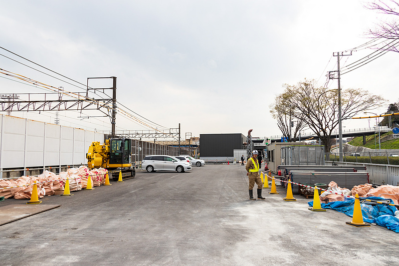 駅舎の東京寄りにある空き地には東急直線開通時に変電設備が建設される予定