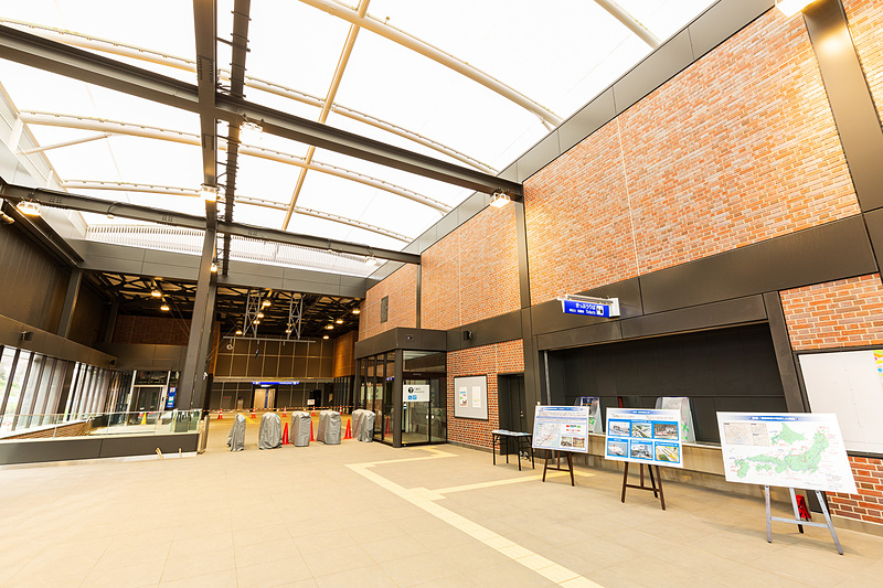 駅舎内部。天井は東京ドームと同様の素材を使うことで採光機能を持たせた