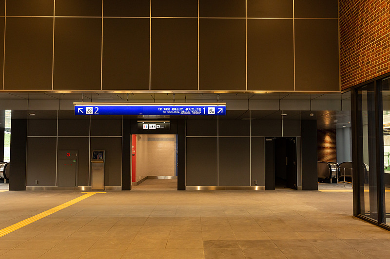 ほぼ同じ地点から反対側を見る。各方面のホームへのエスカレータ乗り場の中央にトイレがある