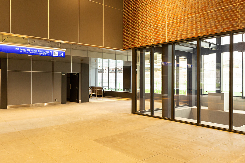 エスカレータの手前には喫煙ルームとおぼしきスペースがある