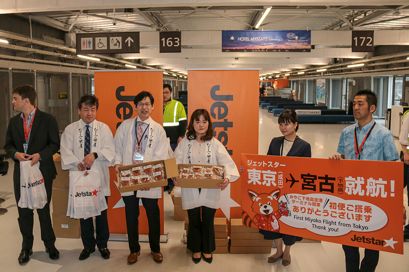 ジェットスター・ジャパンのスタッフが乗客へ記念品を配った