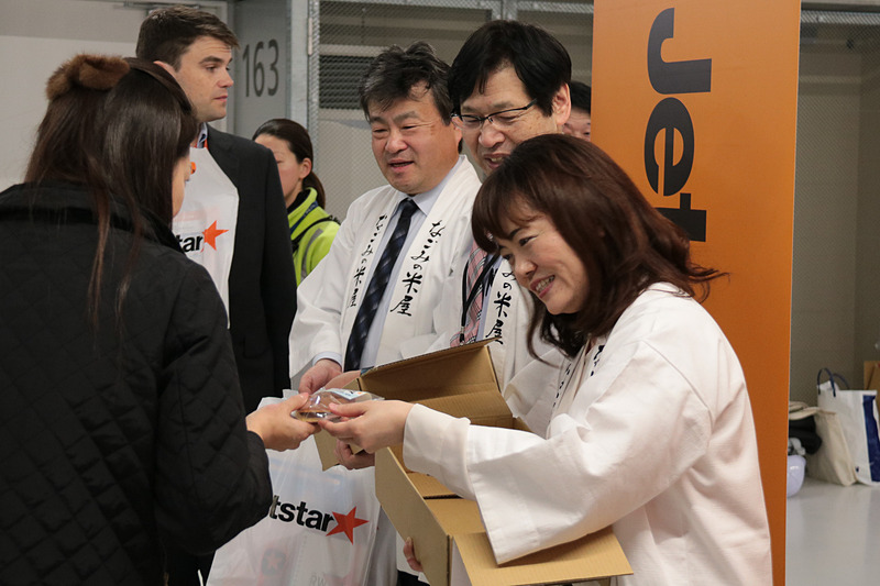 搭乗証明書「RWY17」の文字が印刷してあるB6サイズのノートとステッカー、クリアファイル、サングラスなどのオリジナルグッズと、ジェットスター・ジャパンのマスコットキャラクター「ジェッ太」くんの顔を焼き印した「雪塩どら焼き」が、就航記念品として配られた