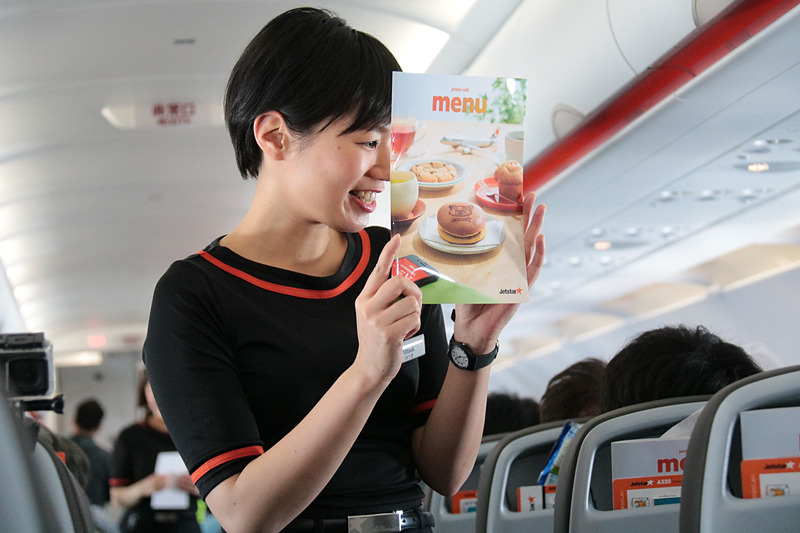 機内販売もスタート。7時5分発ということで、朝食を頼む人が多かったようだ