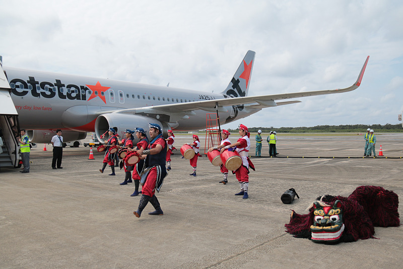 タラップを降りたところでは、伝統芸能の太鼓と踊りが披露された