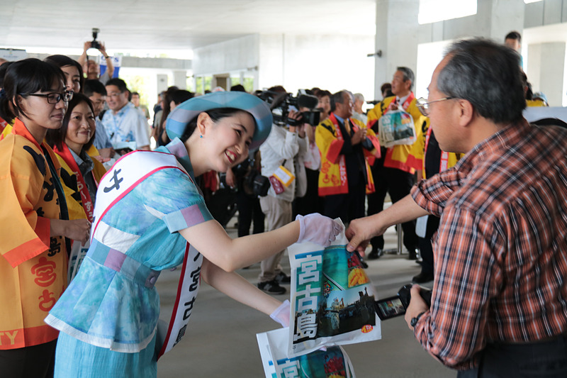 宮古島市長、ミス宮古島、宮古島のマスコットキャラクター「みーや」たちが宮古島観光協会の横断幕、三線や唄とともに出迎えた