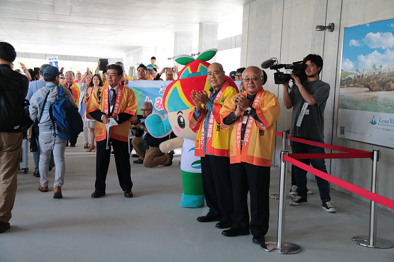 宮古島市長、ミス宮古島、宮古島のマスコットキャラクター「みーや」たちが宮古島観光協会の横断幕、三線や唄とともに出迎えた