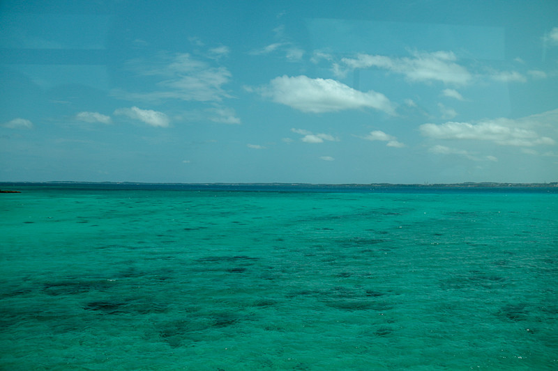 筆者の宿泊先が宮古島だったので伊良部大橋を渡った。あいにくの天気だったが本当に美しい色だった