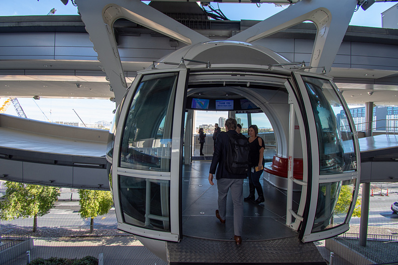 かごとホイールの接続部を見ると、観覧車というよりケーブルカーやロープウェイのよう