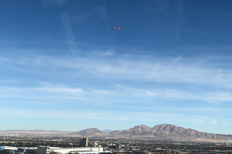 空港から飛んでいく飛行機が何度も見えた