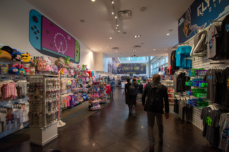 降りたあとのルートにはスーベニアショップがある