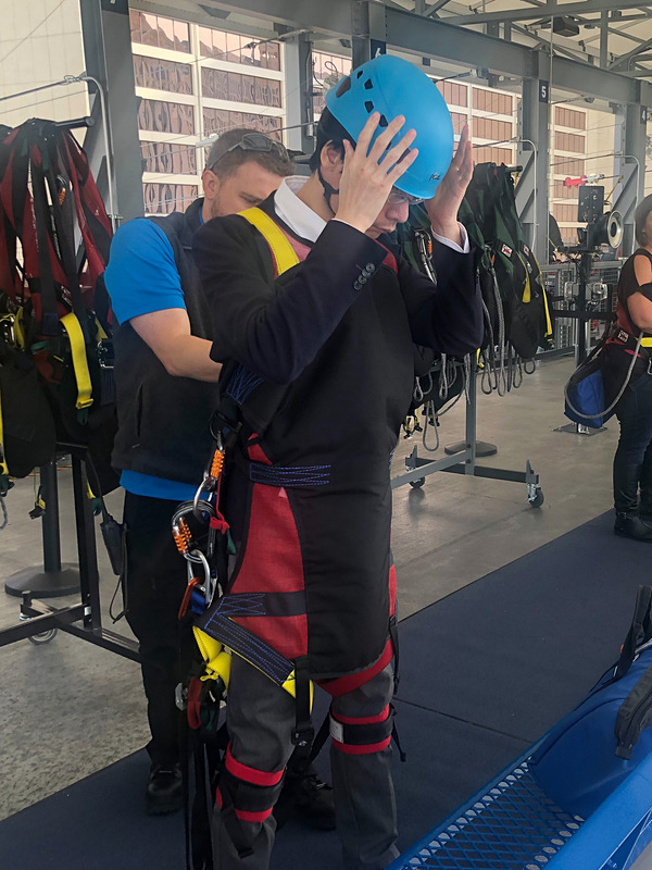 スカイダイビングさながらにハーネスはガチガチ