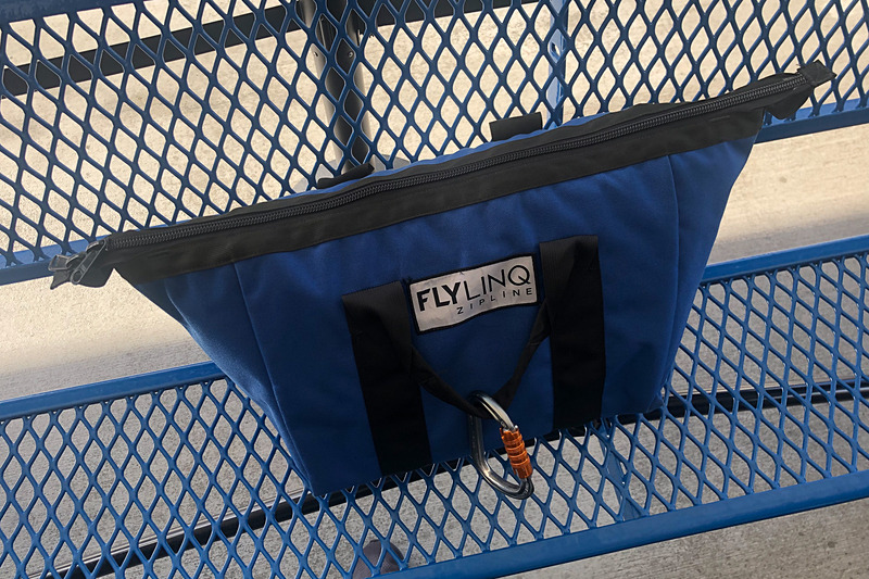 荷物はこのバッグに入れて、体と一緒に吊るしてくれる