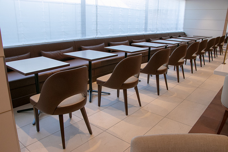 窓側の席にもAC電源と充電用のUSBポート（1.5A）がある