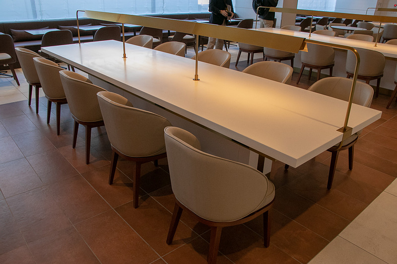 カウンタースタイルの席にはAC電源と充電用のUSBポート（1.5A）を備える