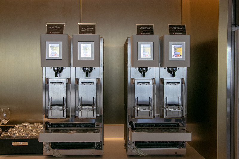 コカ・コーラやジュース類などを選べる日本コカ・コーラのディスペンサー、コーヒーマシン、アルコールなどのドリンク類、Soup Stock Tokyoの「オマールエビのビスク」、メゾンカイザーの「クロワッサン・バケット」などが楽しめる。ビールサーバーは「キリン 一番搾り プレミアム」と「アサヒ スーパードライ ドライプレミアム」の2種を用意する