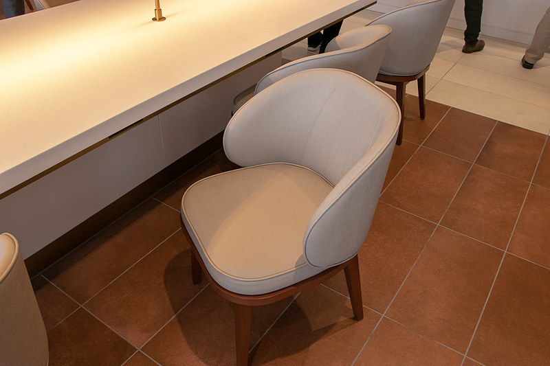 カウンタースタイルの席にはAC電源と充電用のUSBポート（1.5A）を備える