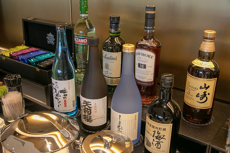 コカ・コーラやジュース類などを選べる日本コカ・コーラのディスペンサー、コーヒーマシン、アルコールなどのドリンク類、Soup Stock Tokyoの「オマールエビのビスク」、メゾンカイザーの「クロワッサン・バケット」などが楽しめる。ビールサーバーは「キリン 一番搾り プレミアム」と「アサヒ スーパードライ ドライプレミアム」の2種を用意する