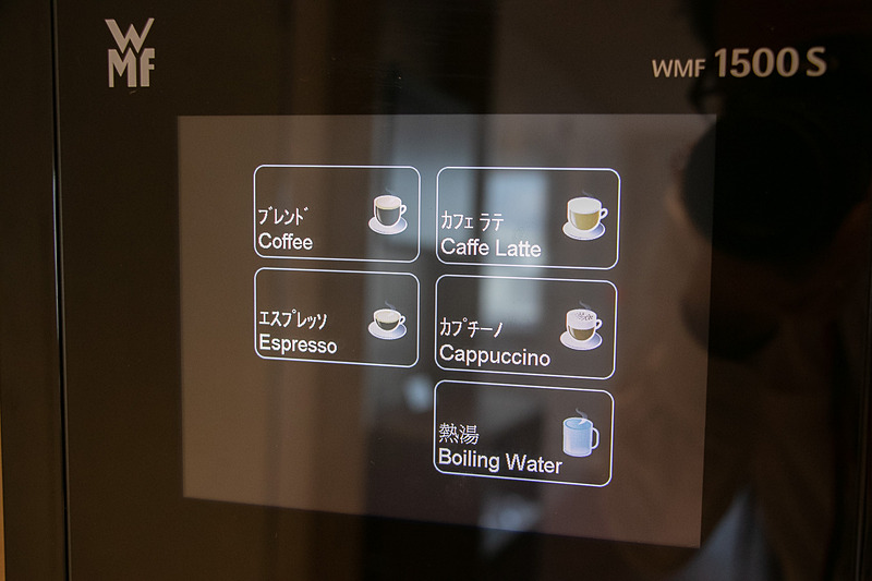 コカ・コーラやジュース類などを選べる日本コカ・コーラのディスペンサー、コーヒーマシン、アルコールなどのドリンク類、Soup Stock Tokyoの「オマールエビのビスク」、メゾンカイザーの「クロワッサン・バケット」などが楽しめる。ビールサーバーは「キリン 一番搾り プレミアム」と「アサヒ スーパードライ ドライプレミアム」の2種を用意する