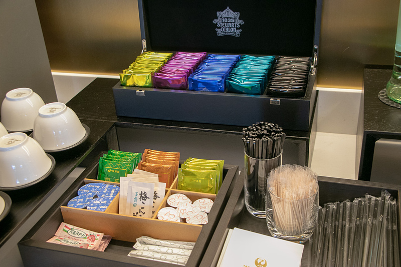 コカ・コーラやジュース類などを選べる日本コカ・コーラのディスペンサー、コーヒーマシン、アルコールなどのドリンク類、Soup Stock Tokyoの「オマールエビのビスク」、メゾンカイザーの「クロワッサン・バケット」などが楽しめる。ビールサーバーは「キリン 一番搾り プレミアム」と「アサヒ スーパードライ ドライプレミアム」の2種を用意する