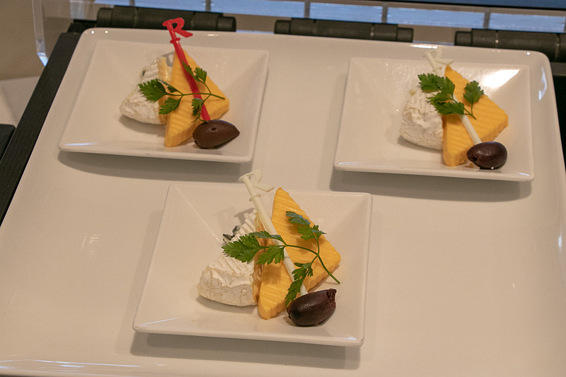 コカ・コーラやジュース類などを選べる日本コカ・コーラのディスペンサー、コーヒーマシン、アルコールなどのドリンク類、Soup Stock Tokyoの「オマールエビのビスク」、メゾンカイザーの「クロワッサン・バケット」などが楽しめる。ビールサーバーは「キリン 一番搾り プレミアム」と「アサヒ スーパードライ ドライプレミアム」の2種を用意する