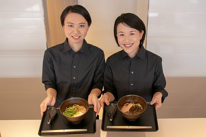 ラウンジでは2種のラーメンを提供