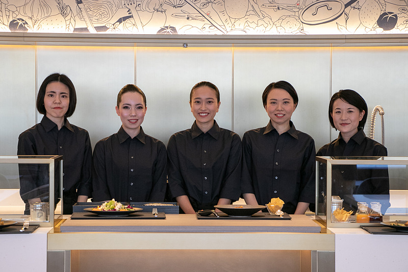 ラウンジスタッフが目の前で取り分けるカウンタースタイル「JAL's Table」