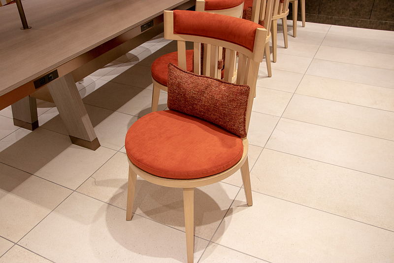 こちらの席もAC電源と充電用のUSBポート（1.5A）がある