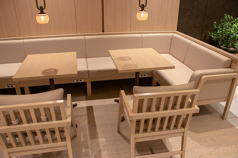 こちらの席もAC電源と充電用のUSBポート（1.5A）がある