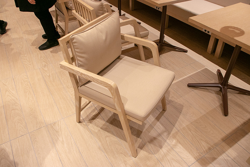 こちらの席もAC電源と充電用のUSBポート（1.5A）がある