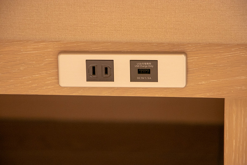 こちらの席もAC電源と充電用のUSBポート（1.5A）がある