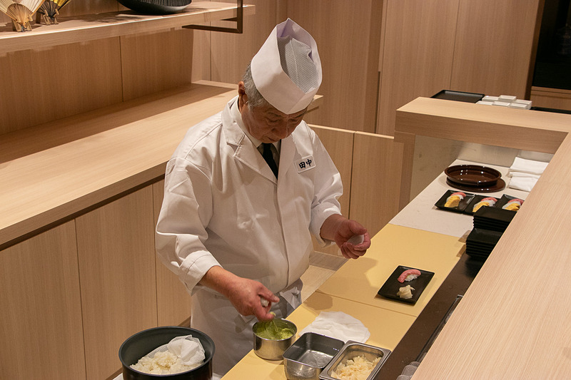 職人が握った寿司をラウンジで楽しむことができる