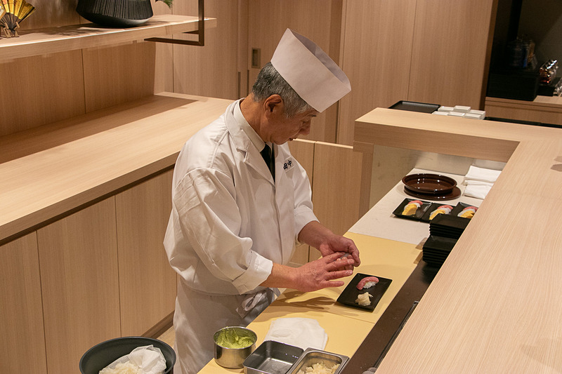 職人が握った寿司をラウンジで楽しむことができる