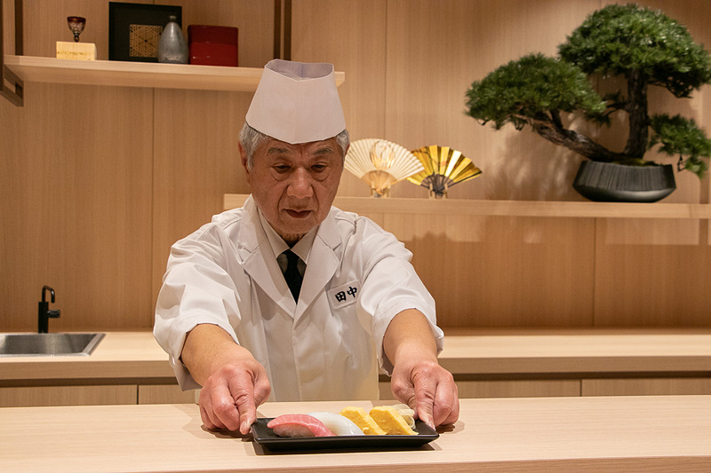 職人が握った寿司をラウンジで楽しむことができる