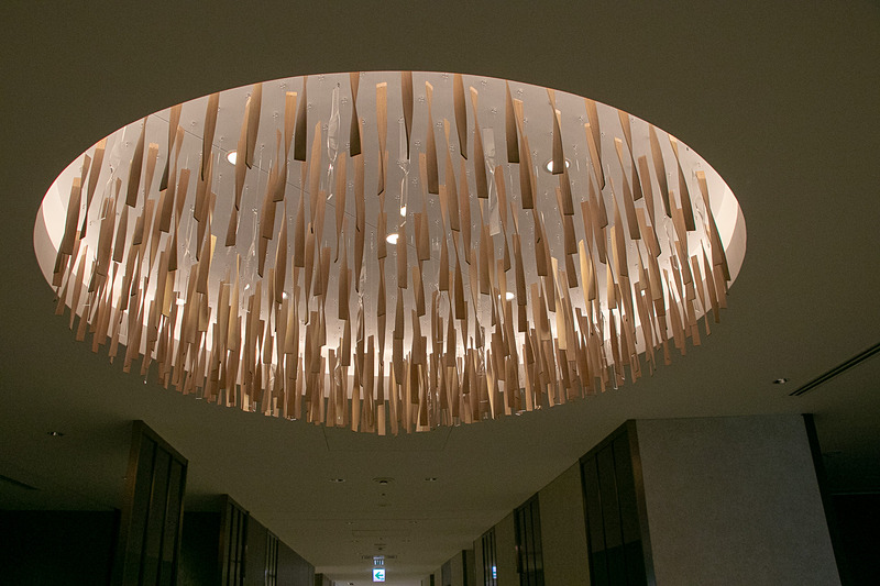 「モダンジャパニーズ」がデザインコンセプト。廊下には空気の動きでゆらゆらと動く竹とんぼの羽根のようなアイテムをあしらった、シャンデリアのようなアートを設置している